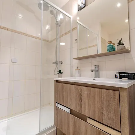Apartment Comfort With Balcony Access And Parking *